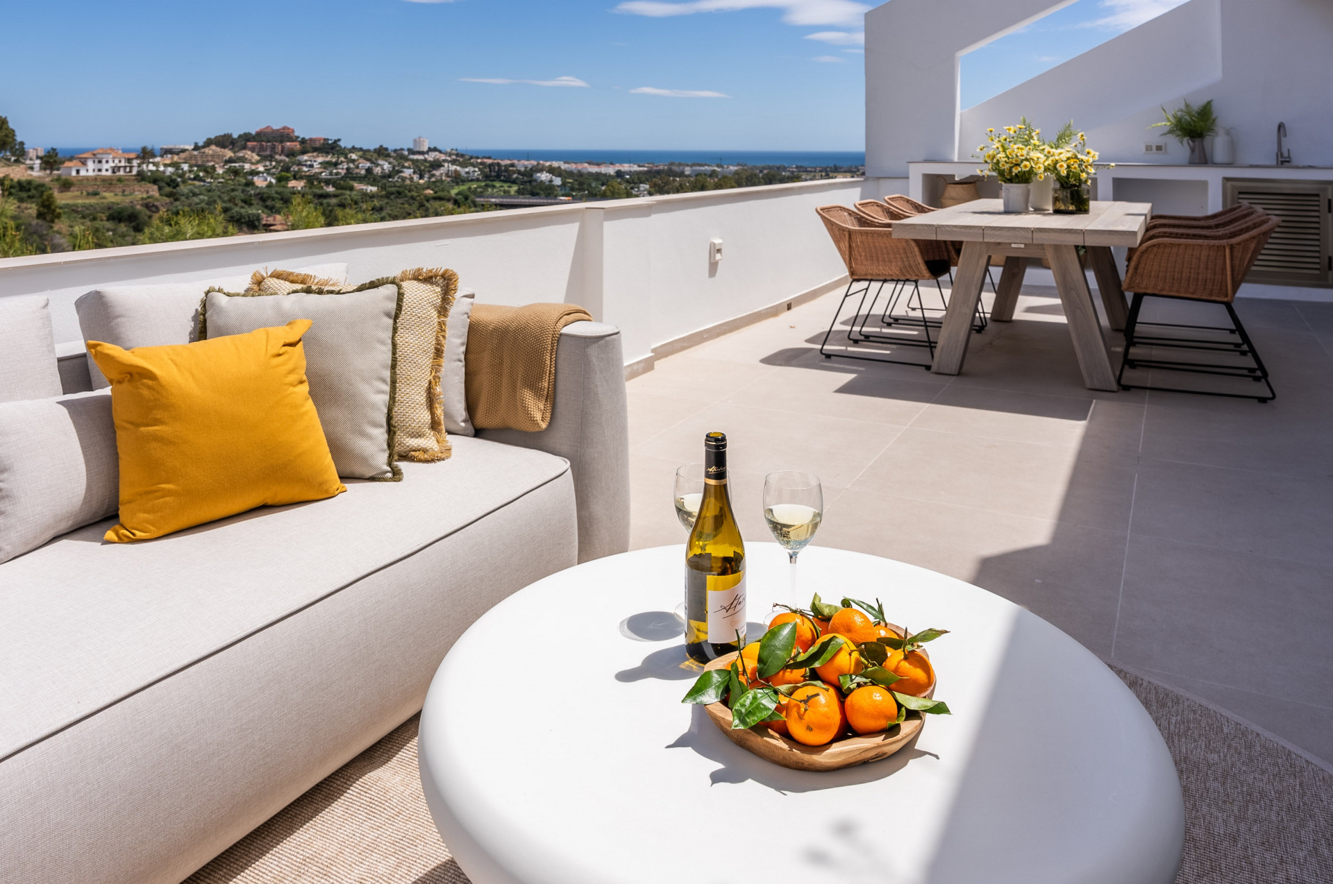 Gerenoveerd 3-slaapkamer appartement met panoramisch uitzicht op zee, golf en bergen